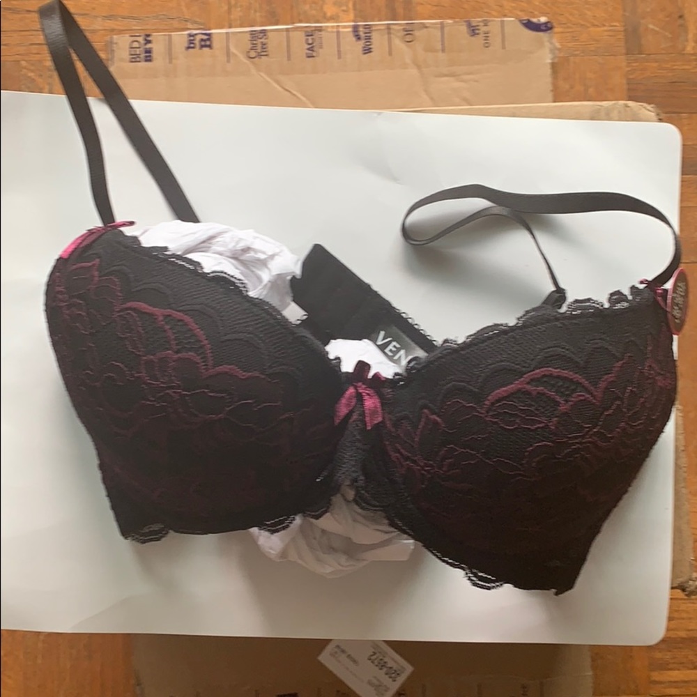 34D black and purple push-up bra by Venus